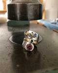 Bague or rose or blanc avec une tourmaline et des saphirs de couleurs