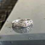 Alliance or blanc et diamants en serti mille grains