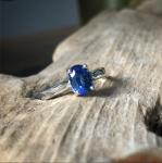 Solitaire or blanc et saphir bleu