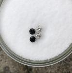 Puces d oreilles or blanc et diamants noirs et blancs