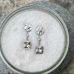Boucles d oreilles or blanc serti de diamants et de topazes imperiales
