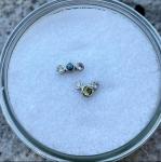 Puces d oreilles or blanc diamants et saphirs de couleurs
